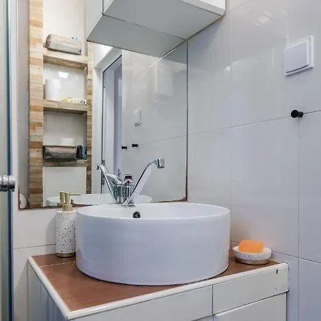 Cute&cozy 2bd Flat With Balcony *